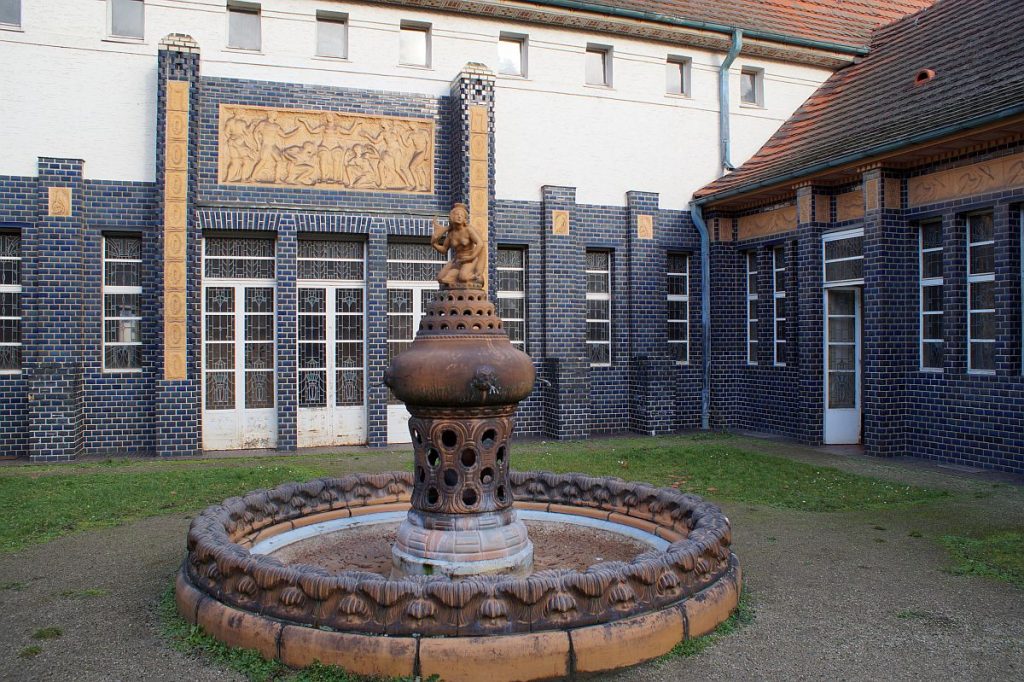 Schmuckhof Badehaus 2 mit Brunnen und großem Relief