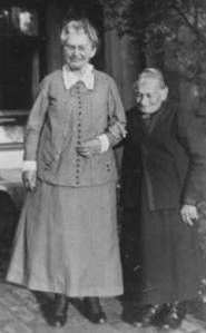 Clara Arnheim (links) mit ihrer Schwester Betty