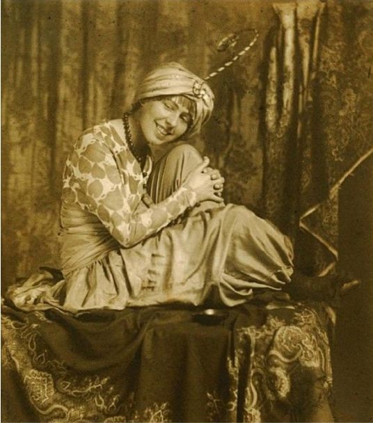Sophie Taeuber als Odaliske verkleidet, 1914