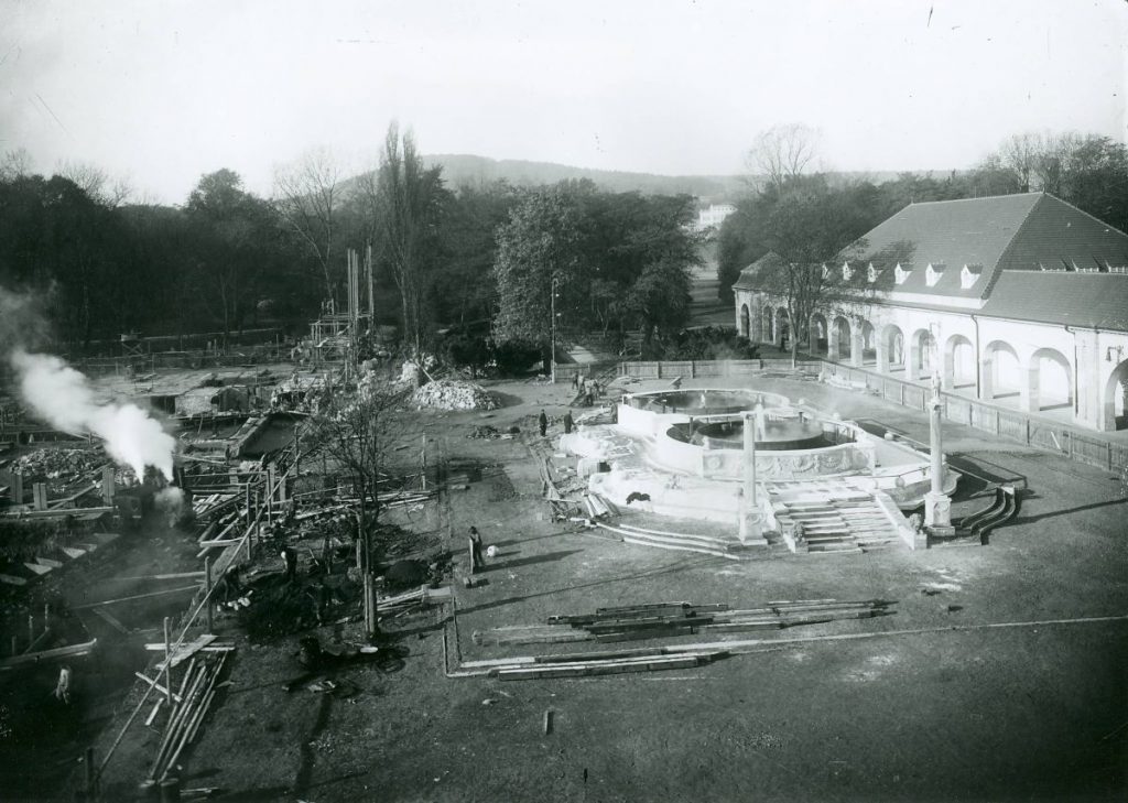 Baustelle im neuen Sprudelhof um 1910 mit der zeitweiligen Sprudeleinfassung Foto: Hessisches Landesarchiv Darmstadt r_4#26057