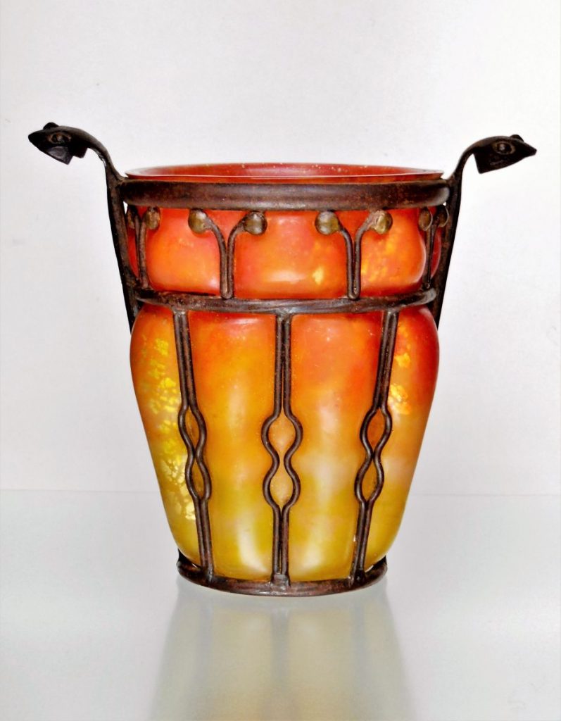 Gelb-rote Vase in Metallmontur - Daum Frères, Entwurf Louis Majorelle