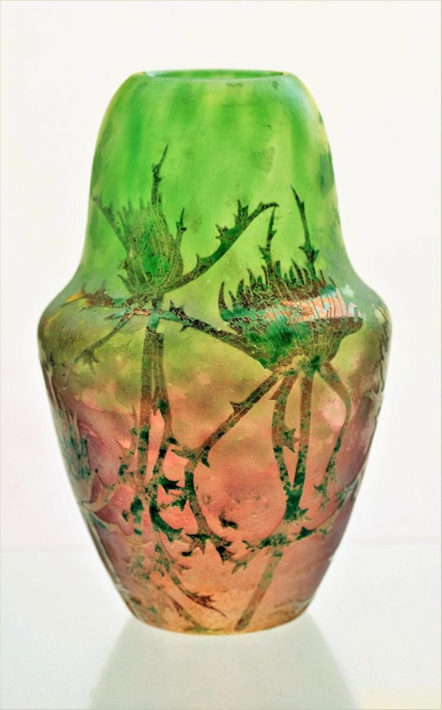 Daum grüne Vase mit Disteln