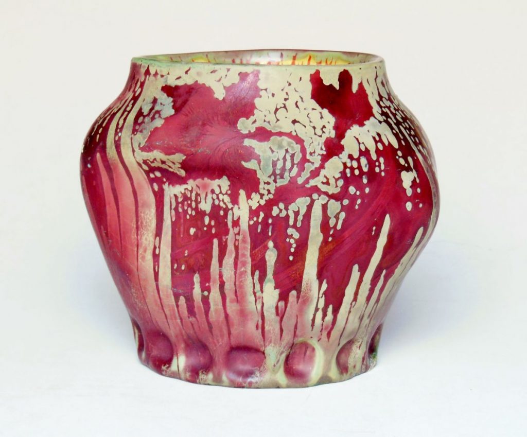 Keller & Guerin Vase mit roten Blättern