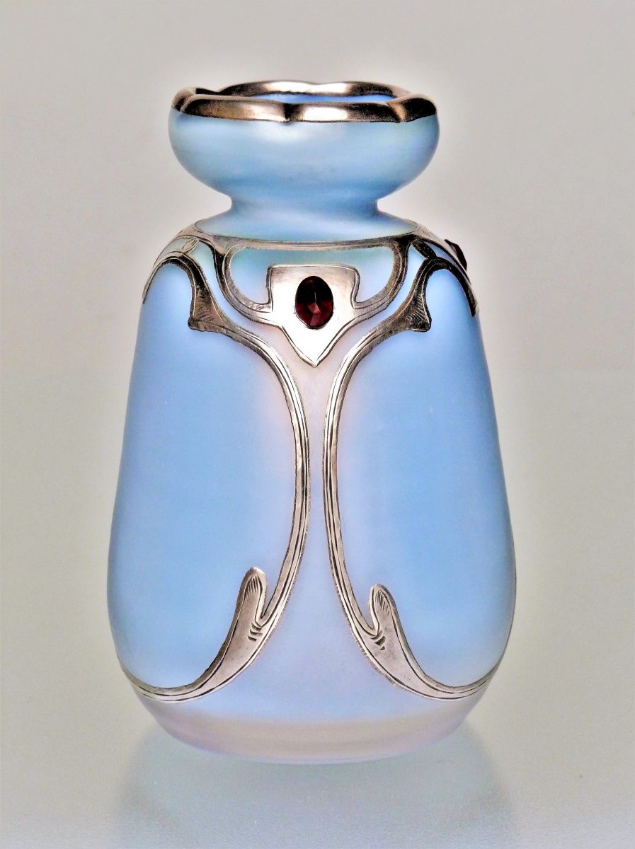 hellblaue Vase mit Overlay und rotem Stein - Poschinger