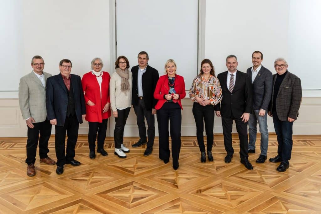 Foto vom Empfang der Hessischen Digitalministerin Prof. Dr. Kristina Sinemus auf Schloss Biebrich in Wiesbaden für die geförderten Vereine im Rahmen des Programms Digitales Ehrenamt