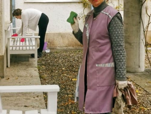 Mitglieder des Jugendstilvereins putzen die Laeuger-Bänke für den Winterschlaf
