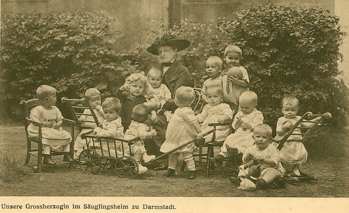 Großherzogin Eleonore bei einem Besuch im Darmstädter Säuglingsheim, Foto: Susanne Homann, HStAD Bestand R 4, Nr. 32095