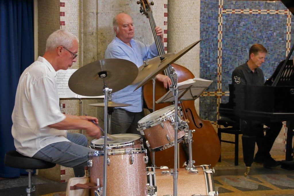 Das Trio "Selected" mit dem Art Déco-Flügel beim Sommerfest des Jugendstilvereins Bad Nauheim 